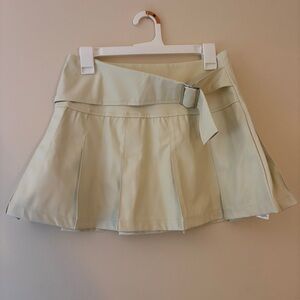 PrettyLittleThing Faux Leather Pleated Mini Skirt w/ Belt Cream Beige Size 6 NWT